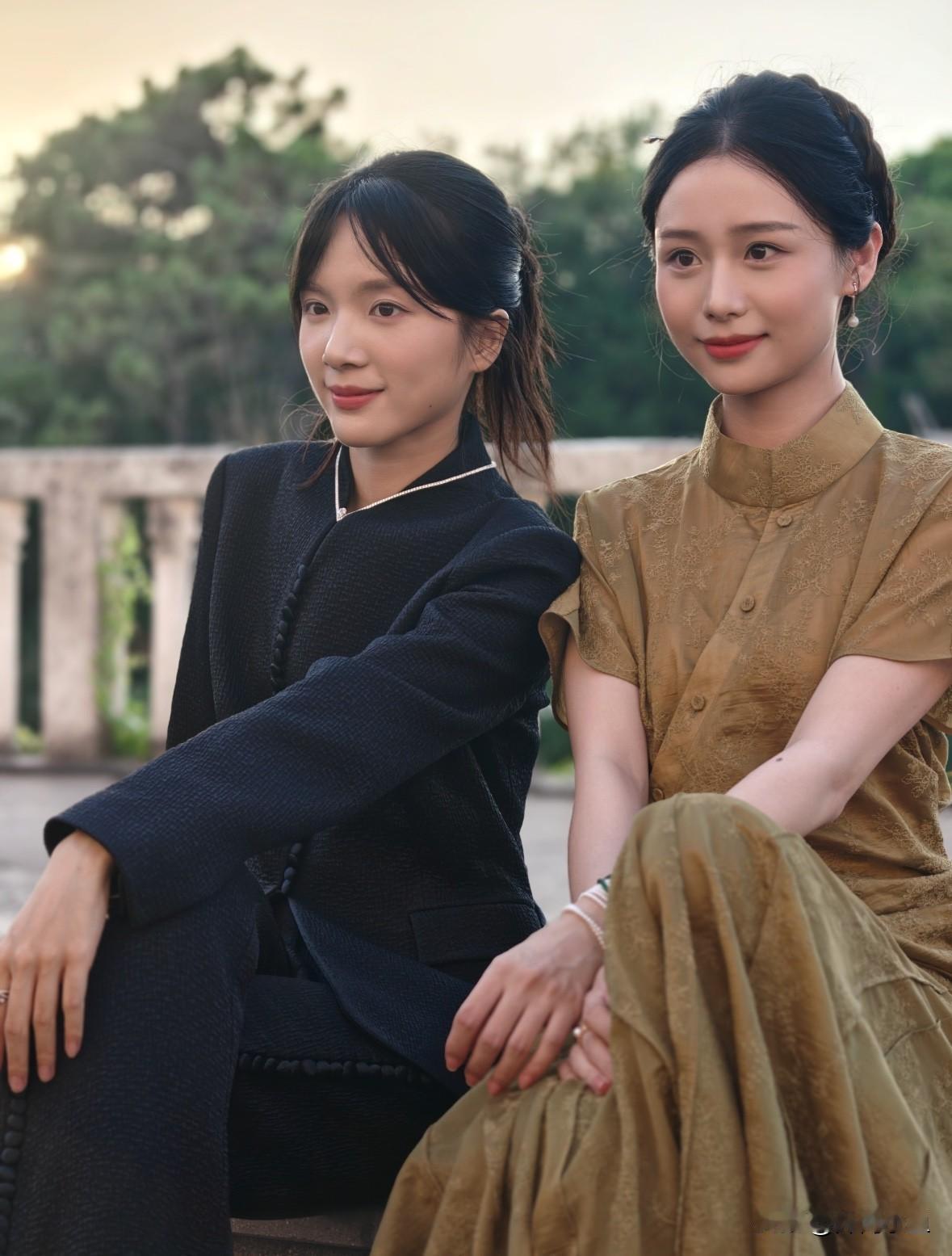 南枝与淑柔两人真的太美了！

一身黑色新中式套装，右侧是姜黄色提花立领裙装，没有