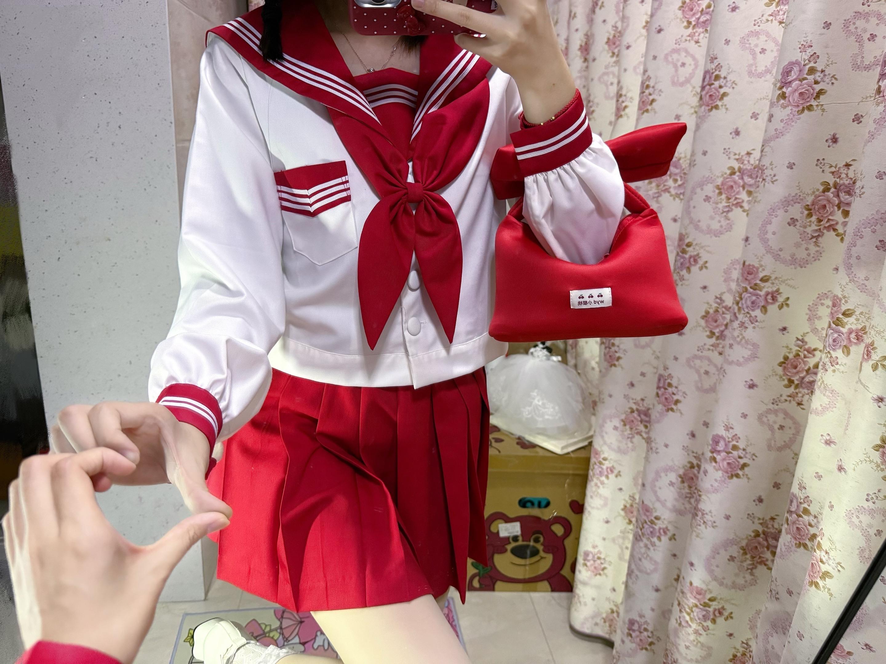 又一个秋。秋天到了，爱穿小裙子萌妹子们光腿神器该安排上了。