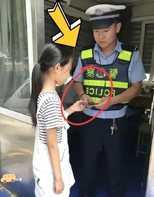 看到这一幕，泪奔！南京，小学生捡到手机主动归还，可失主却发现，女孩走路一瘸一拐，