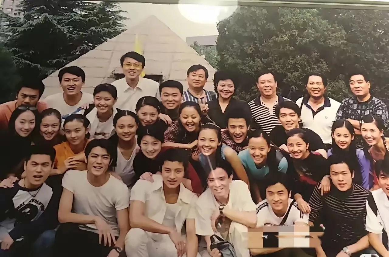 谁也没有想到，黄圣依和贾乃亮竟然是同班同学！更想不到的是，黄圣依当年的校花称号竟