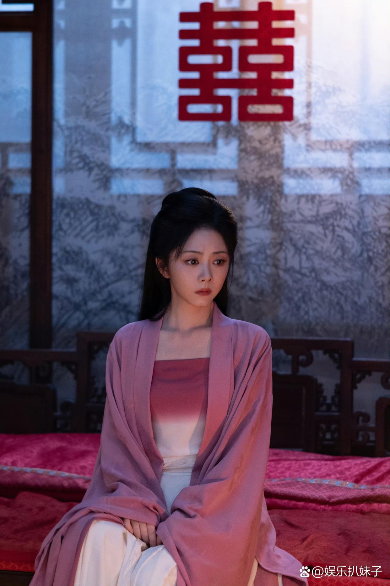 1.胡彦斌已经换了新女友，身边还有很多漂亮美女陪着玩耍，跟易梦玲早就是过去式了。