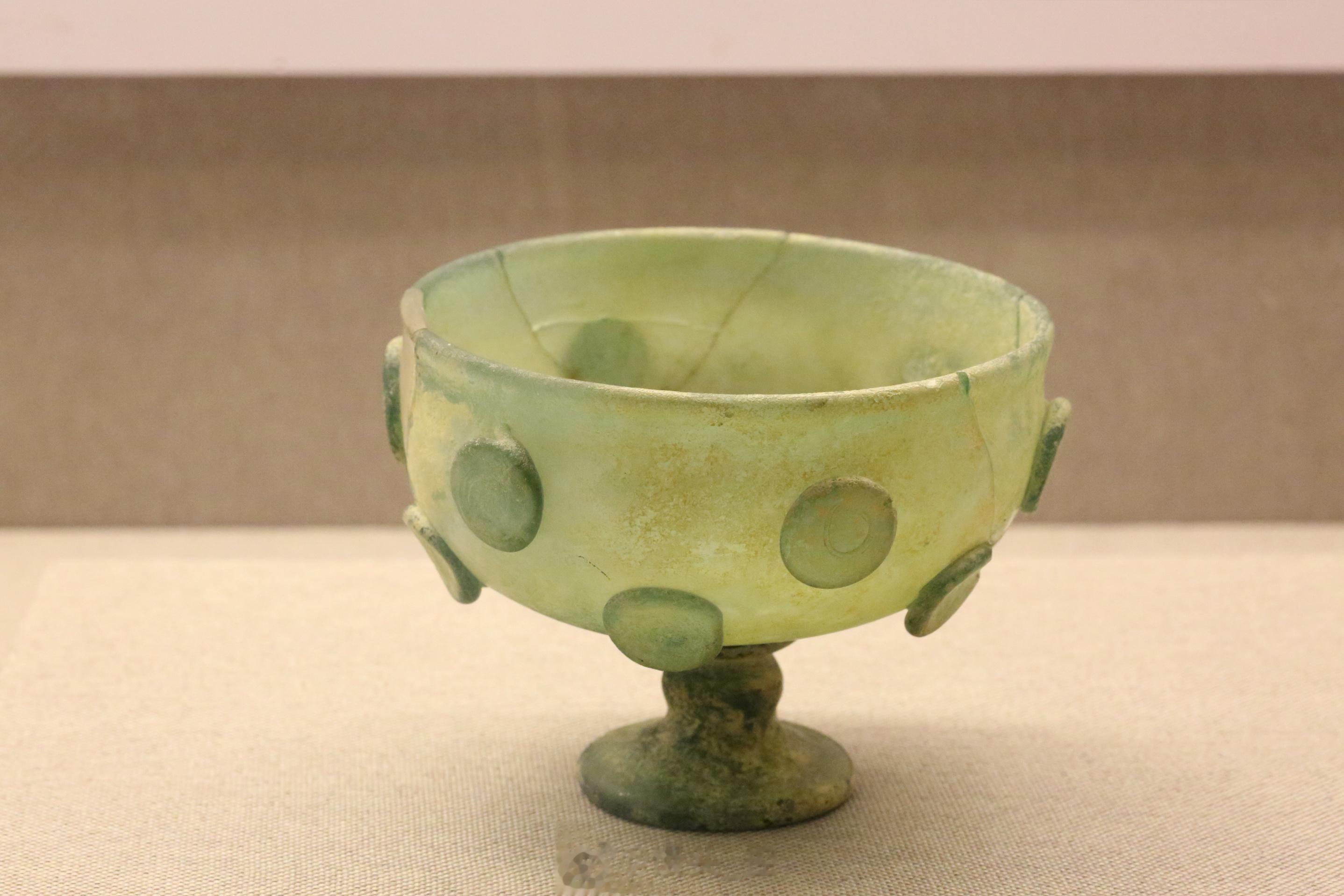 贴饼高足玻璃杯Goblet with applied decoration出土地