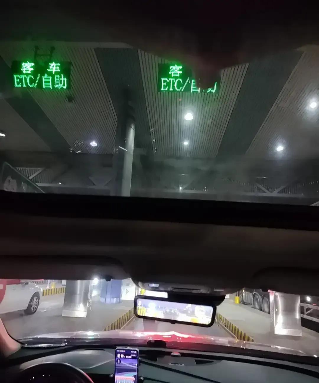 麻团儿两口子从江西武宁开回芜湖，全程只掏107块高速费。
他们提前算好，把国道当