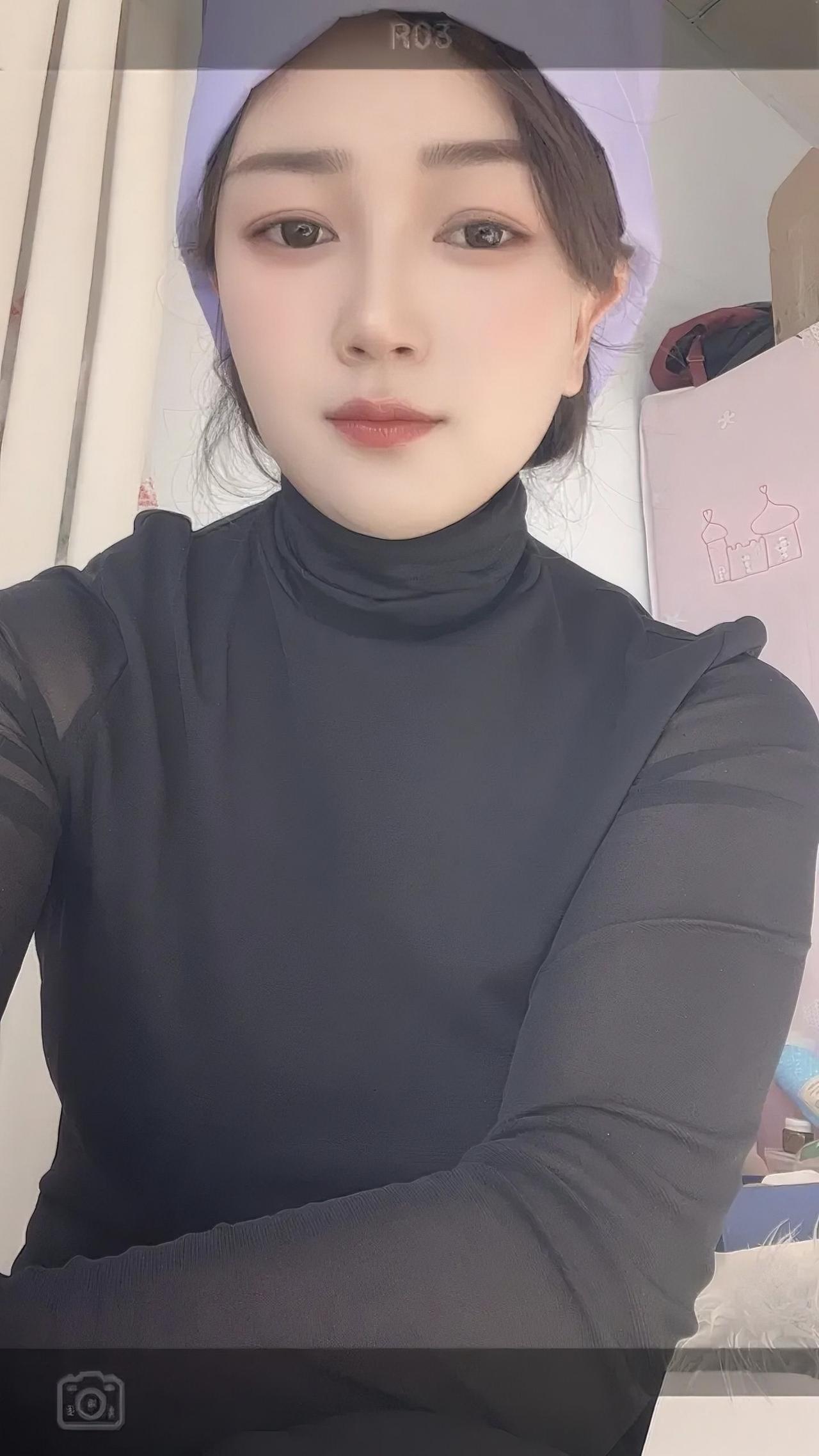 宅家穿搭碎片🧩
第一件黑高领打底衫自带微透质感，简约又显瘦，是冬日内搭天花板~