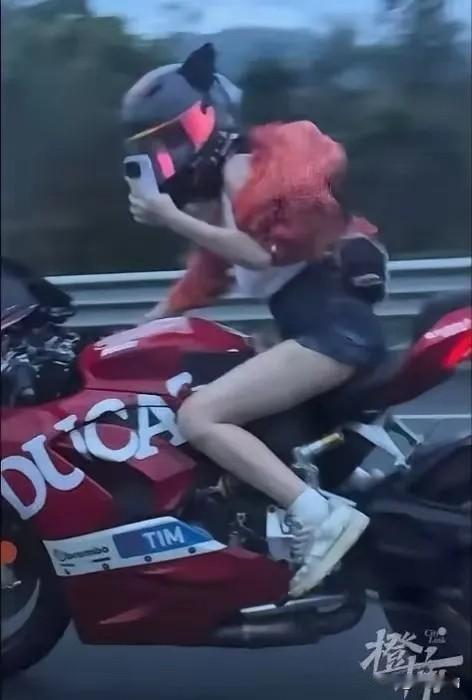 G15 沈海高速飙车事件最新通报！20 岁女骑手曹某驾驶杜卡迪，与 30岁保时捷