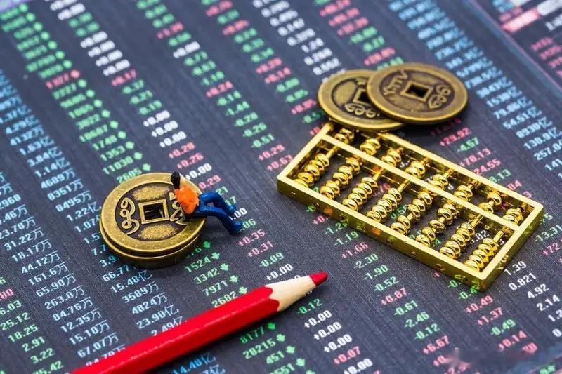 今天回调一步到位。若下周一低开跌破4000点，就是下波行情的发火点。连续的回调，