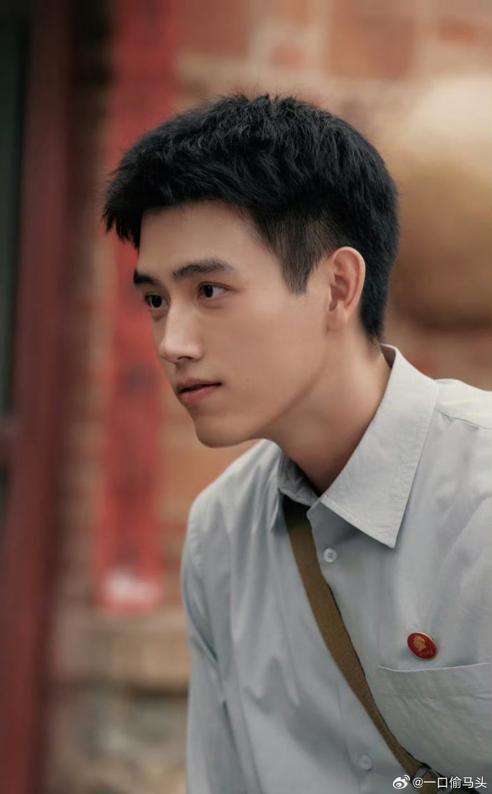 陈飞宇地震拥抱这段简直BG的神地震里冲过去抱住费霓，方穆扬也太会了，双向担心太戳