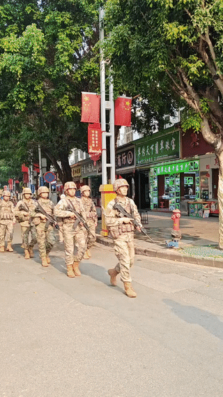 云南瑞丽的边防军战士们在瑞丽街头日常巡逻。
他们手持钢枪走在繁华的街道上真是给人