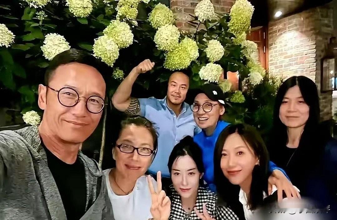 徐静蕾最近从她常居的美国飞到了加拿大，特意与定居在当地的好友苗侨伟、戚美珍夫妇聚