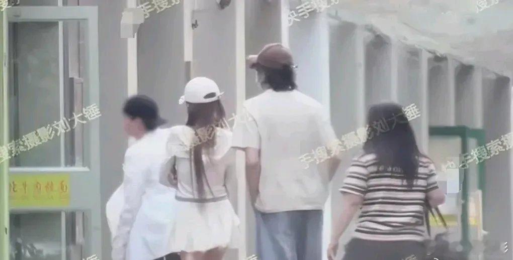 曝周扬青新恋情！近日，有八卦媒体拍到周扬青与一男子现身工体酒吧，玩到凌晨四五点，