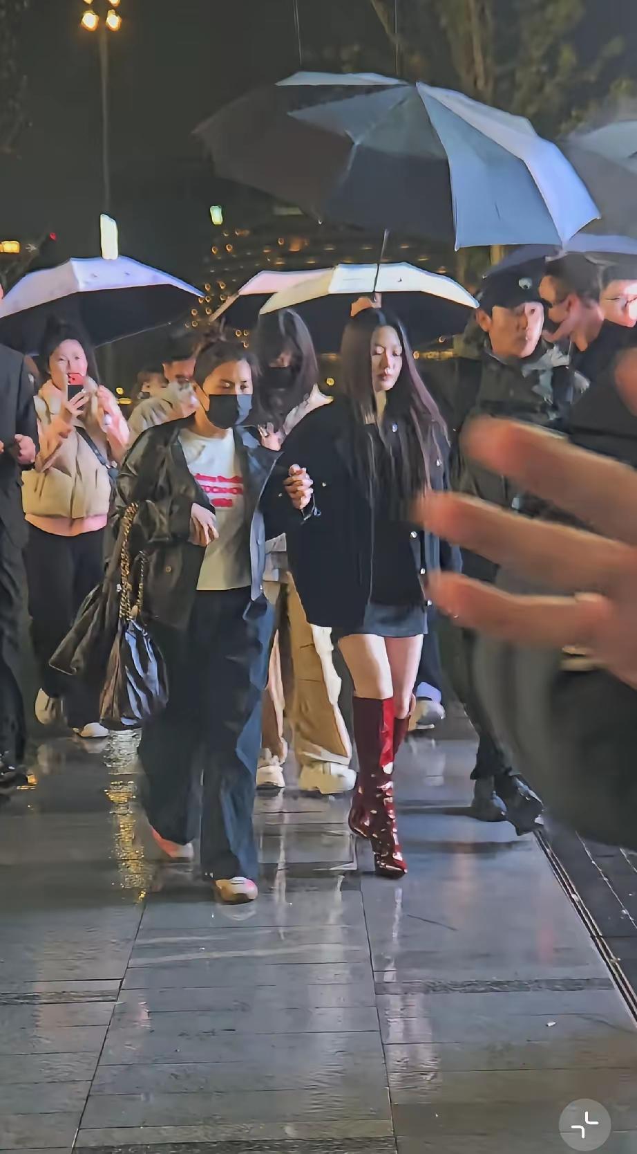 3月31日单依纯在参加活动时，全程黑着脸！
今天单依纯在参加线下活动时，天下着雨