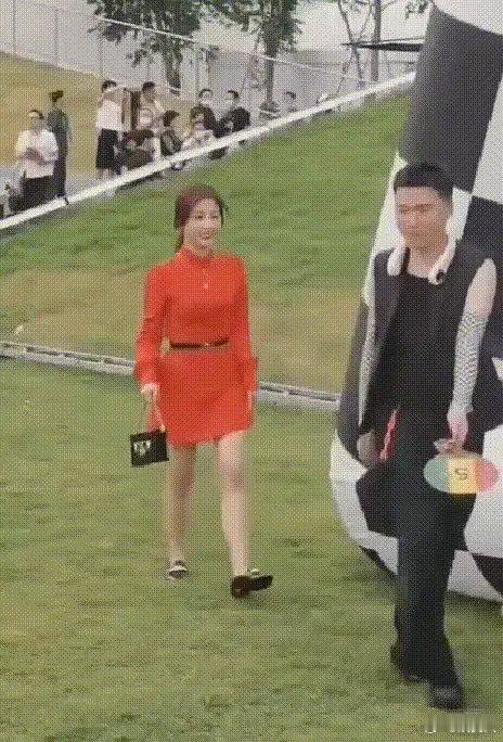 虞书欣看不出是高妹，难道不是因为她比例不好+没有脚脖子吗[并不简单] ​​​