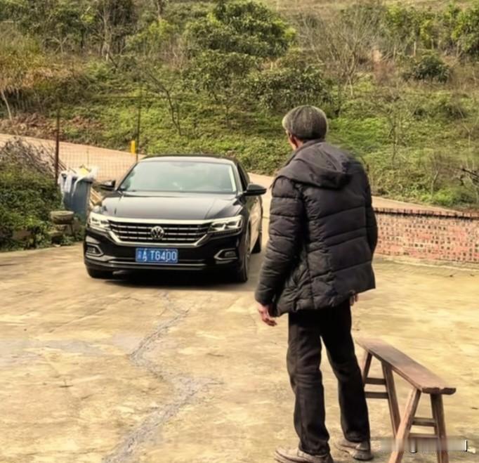 过年了，老太婆和儿子、孙子一起从北京回老家过年。
       儿媳妇没有回来，