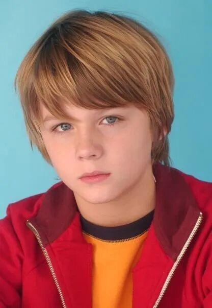 Miles Heizer 是一位美国演员，生于1994年5月16日，出生地为美国