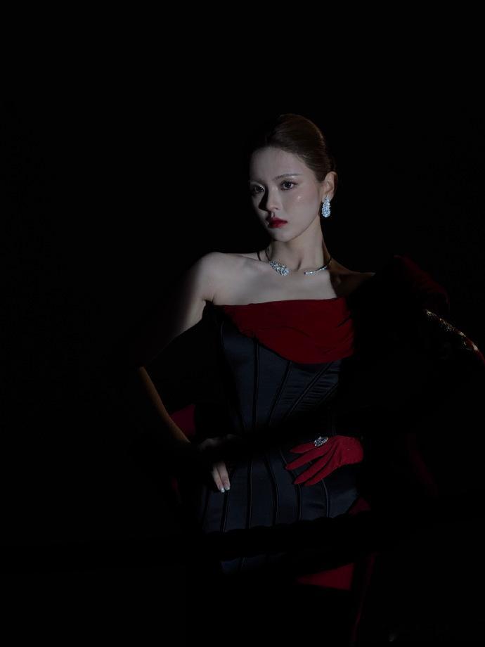 杨超越红裙大光明造型 杨超越红裙大光明造型真的好惊艳呀，大大方方把头发梳起来的样