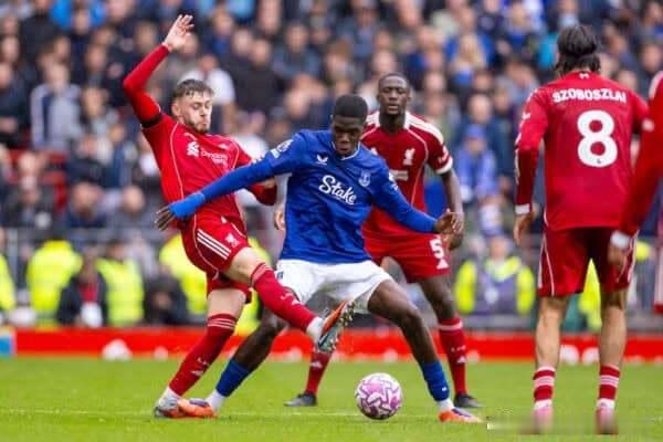 布拉德利在周日0-3不敌曼城的比赛中吃到黄牌，目前距离英超停赛处罚仅差一张黄牌。