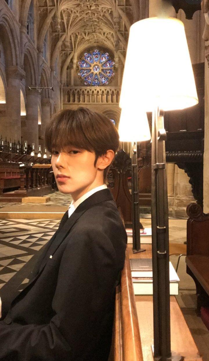 垫底辣孩回应恋情谁懂啊！这拍摄水平我直接脑补出一整部偶像剧，结果人说只是朋友创作