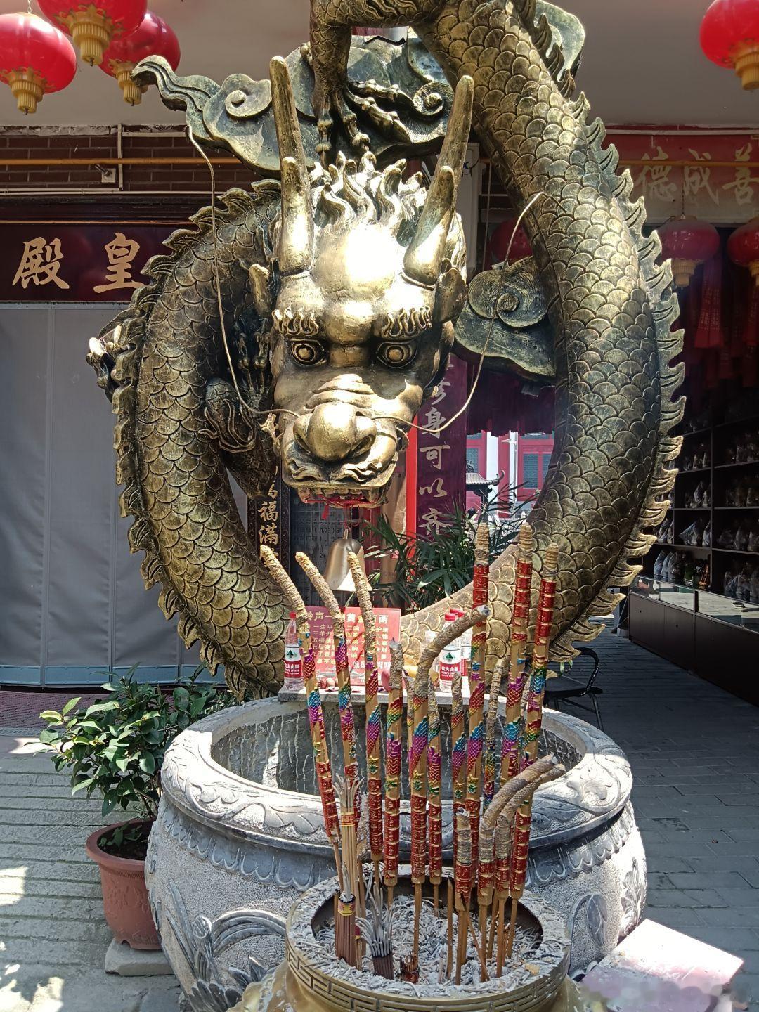 今天放生，明天祭祀。明天是在南阳龙王庙祭祀。这个庙宇利偏财。还有对那种，做电商，