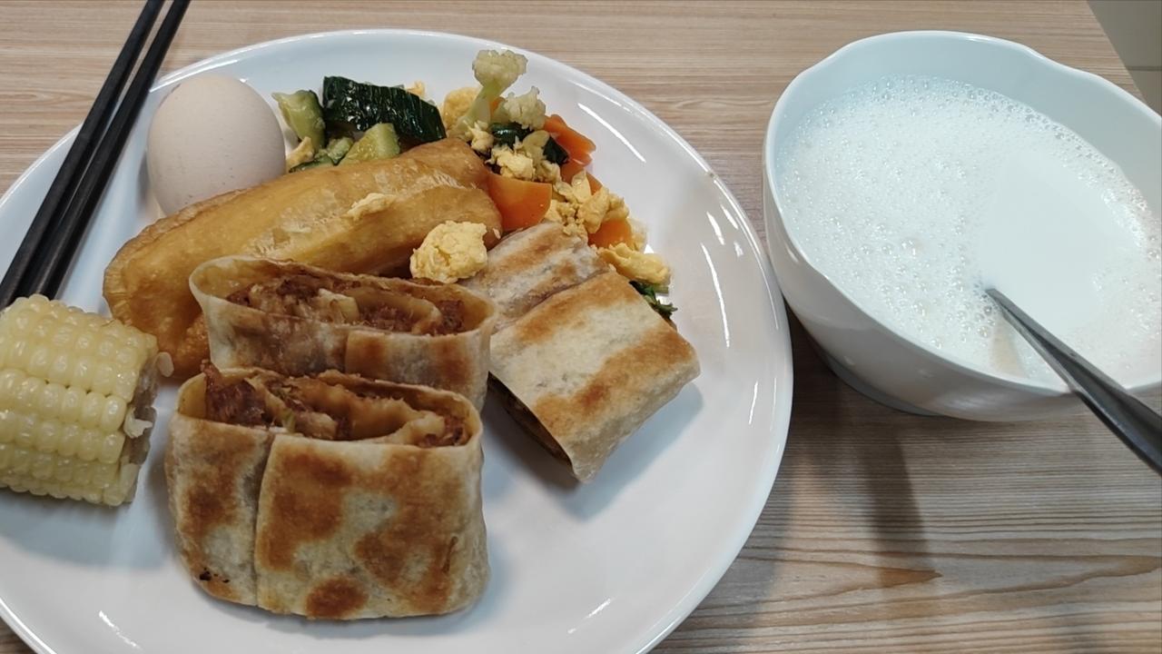 马路上躺着一位老人你会上前扶他吗面对马路上摔倒的老人，答案无疑是肯定的。尽管现实