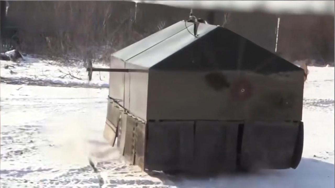 俄军在2月10日发布了新型反无人机武器。
这款武器的外型像个快递车，外层包裹着笼