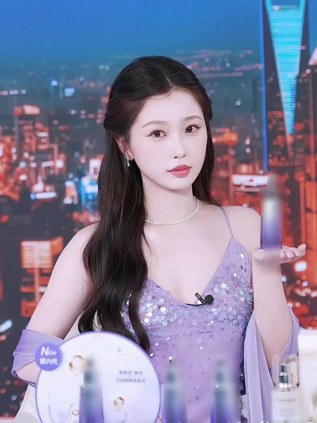 虞书欣今日直播截图，状态不错啊~妆容很清透呢，大家觉得好看吗？ ​​​