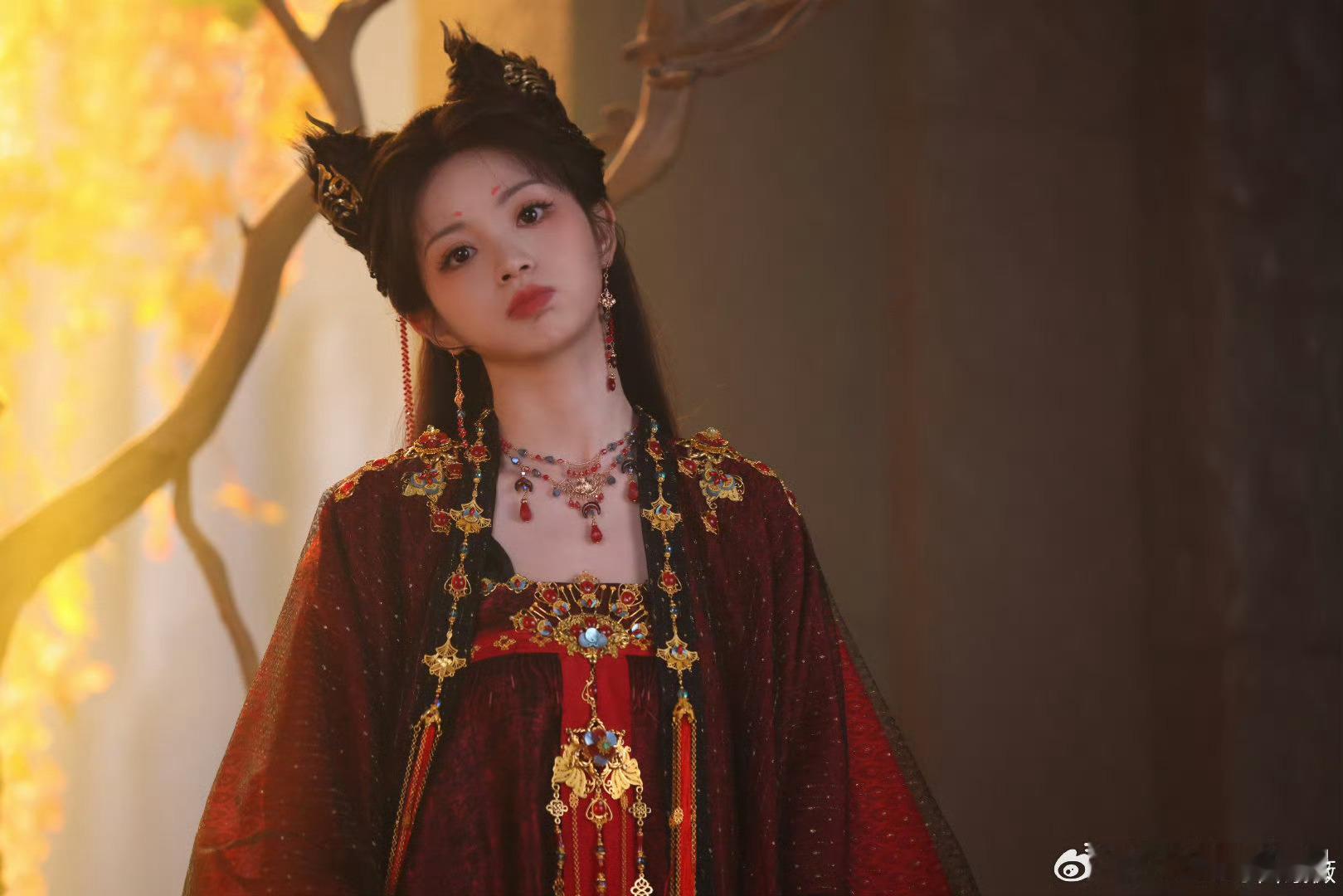 田曦薇这和真猫咪有什么区别 田曦薇在《子夜归》的猫塑太绝了！慵懒随性的推窗姿态，