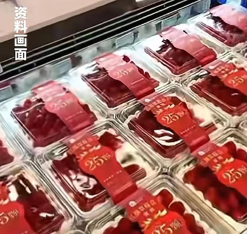 最近很多人买了一家连锁超市，做出的草莓蛋糕第一口却咸到怀疑人生
是的，没有听错，