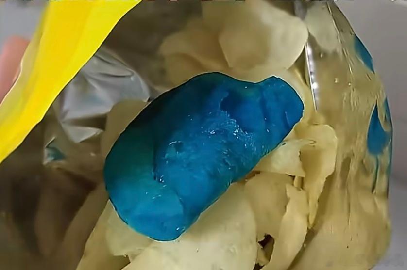 乐事 蓝色薯片乐事回应薯片中被曝出现蓝色异物一直都很爱吃乐事的黄瓜味，我觉得出现
