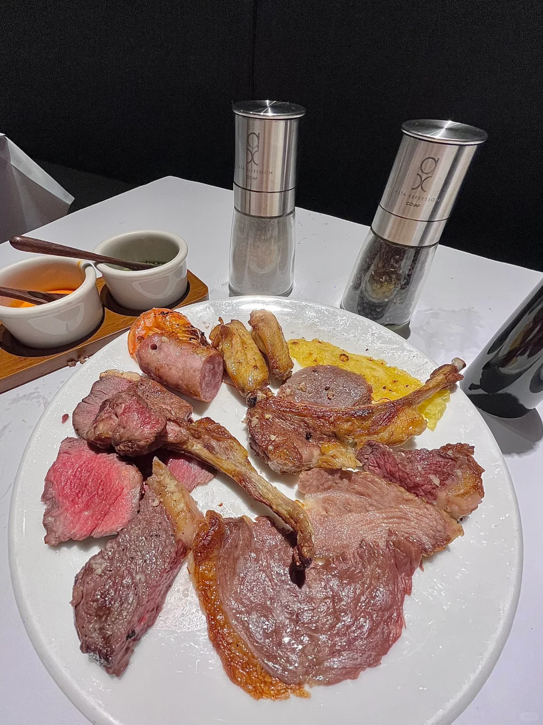 在三件套旁吃自助烤肉，其实只要300来块～