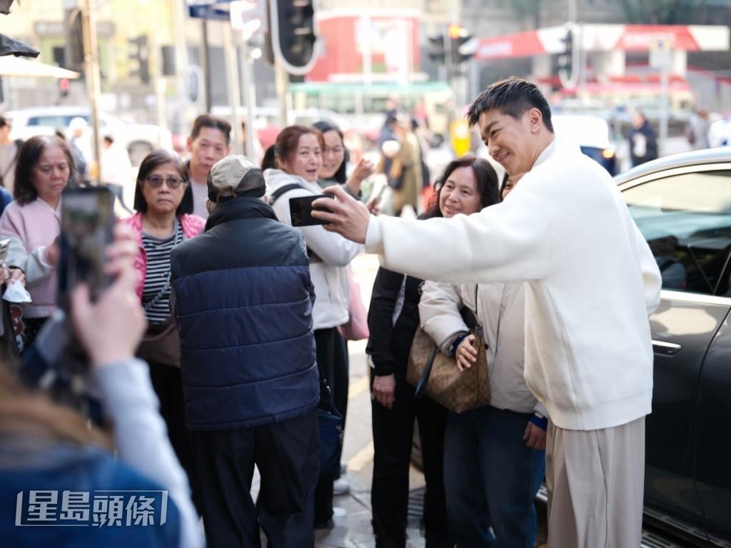 星岛：李佳芯自制催婚抗体 黎诺懿调高利是预算 孖住买花贺年亲民派福利由黎诺懿、李