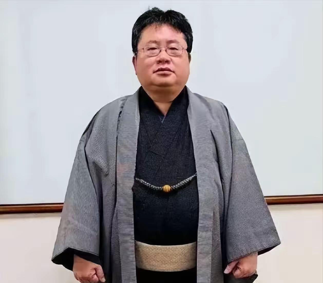 台籍日裔媒体人矢板明夫在台中被人挥拳殴打，涉案男人已被捕。
众所周知，矢板明夫常