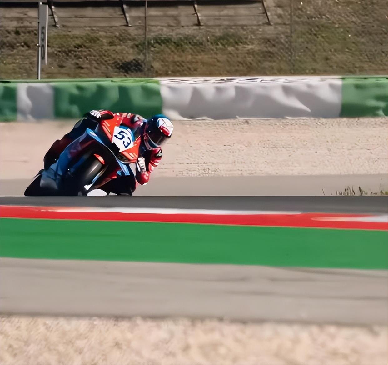 WSBK阿拉贡站超级杆位赛，中国品牌张雪机车又抢镜！法国车手德比斯驾驶820RR