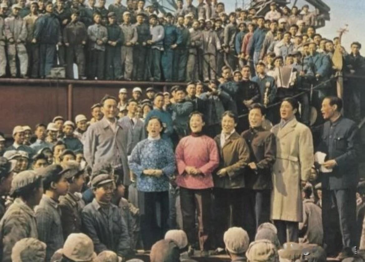 1958年，上海电影制片厂一批著名演员在江南造船厂为工人们进行慰问演出的珍贵瞬间