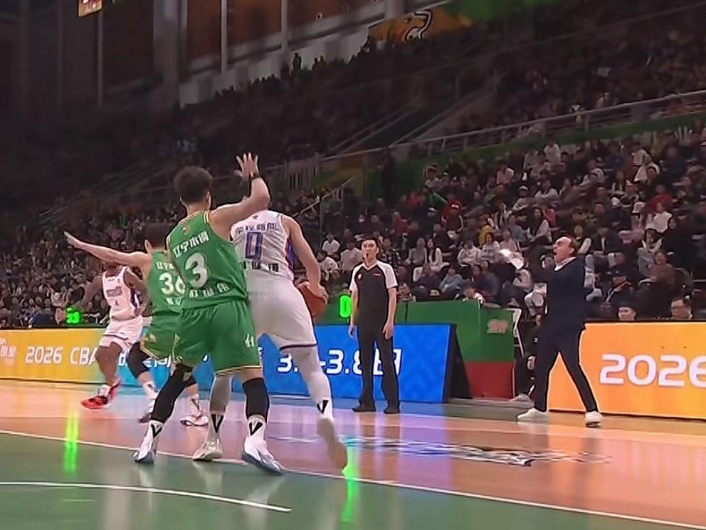 因为乌戈比裁判先做出走步的手势所以裁判给了乌戈一个警告哈哈哈哈哈我真服了辽宁男篮