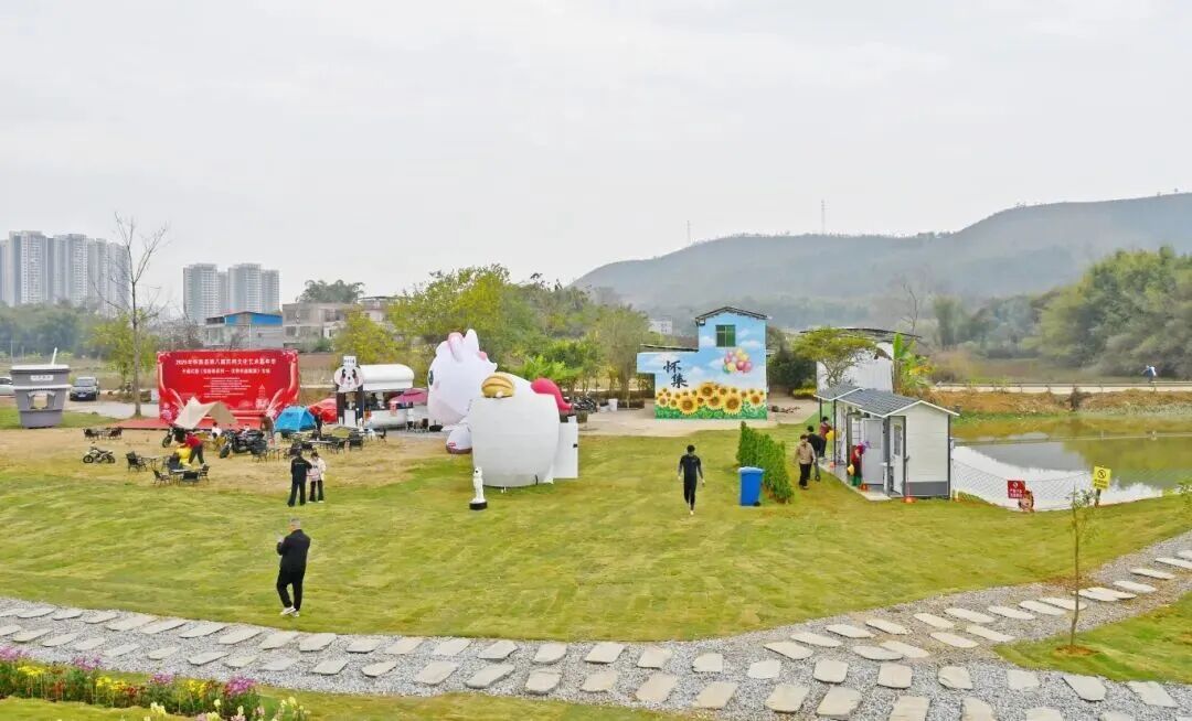肇庆一河湾公园吸引众多游客游玩市民游客走进石龙河集，一览河畔草木青葱、流水潺潺，
