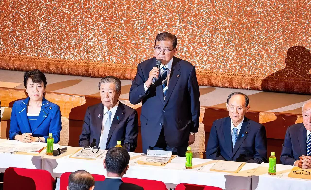 面对众多方面的压力，日本首相石破茂并没有选择辞退，反而还坚持首相的位置。这时候从