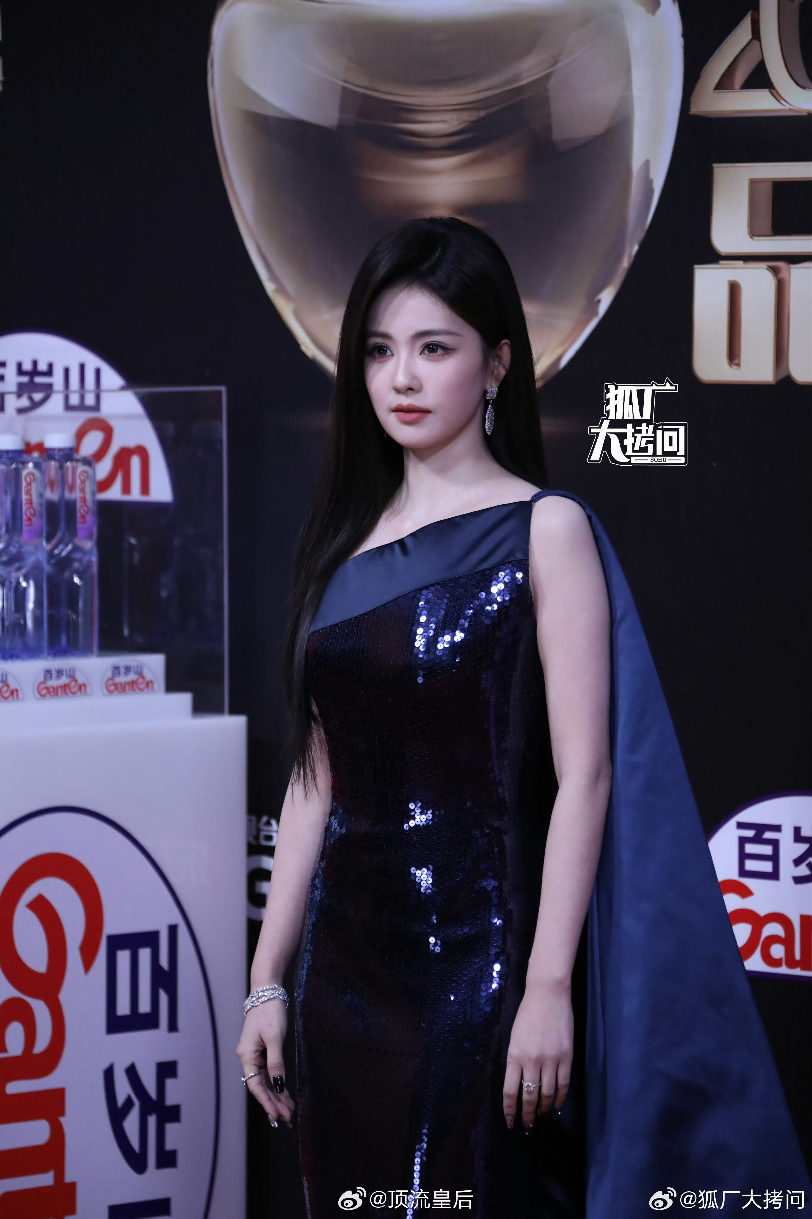 白鹿电视剧品质盛典红毯图，这么矜持内敛有点不太习惯，造型显老气，整个人的气场也不