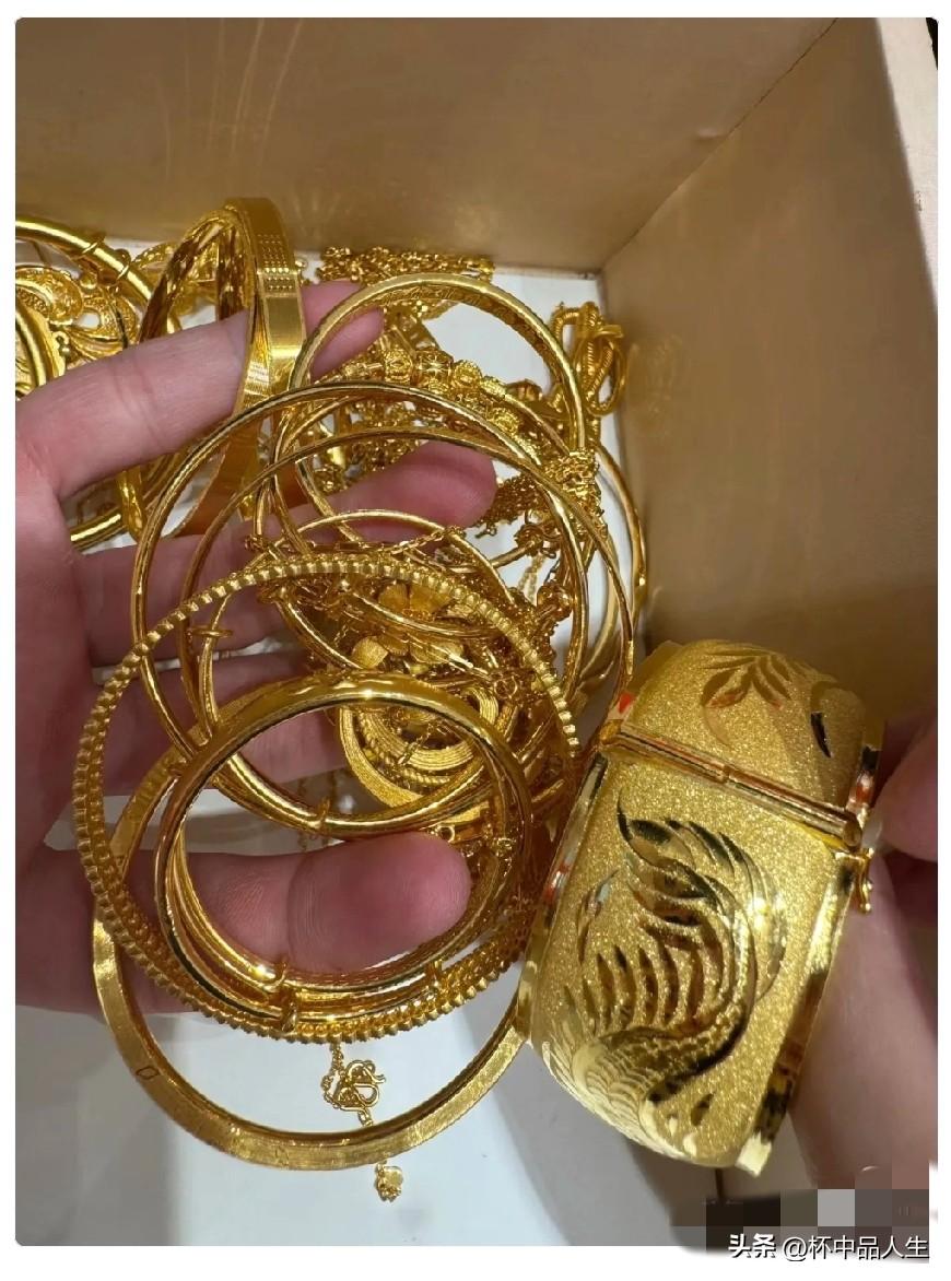 3月30号，
金价彻底失控了！
一只65克的金镯子，今天居然轻轻松松
9万多才能