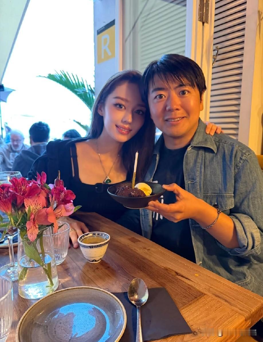 吉娜晒照为朗朗庆祝生日，并配文:My love 生日快乐！好甜蜜！

两人选择一