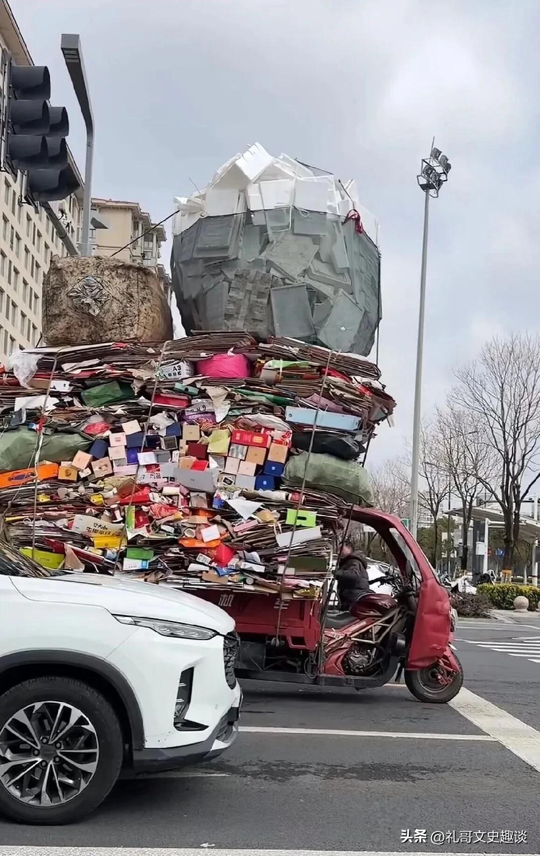 这是我见过装货最厉害的人。一个小小的电动三轮车，装了一层又一层，层上加层，我在想