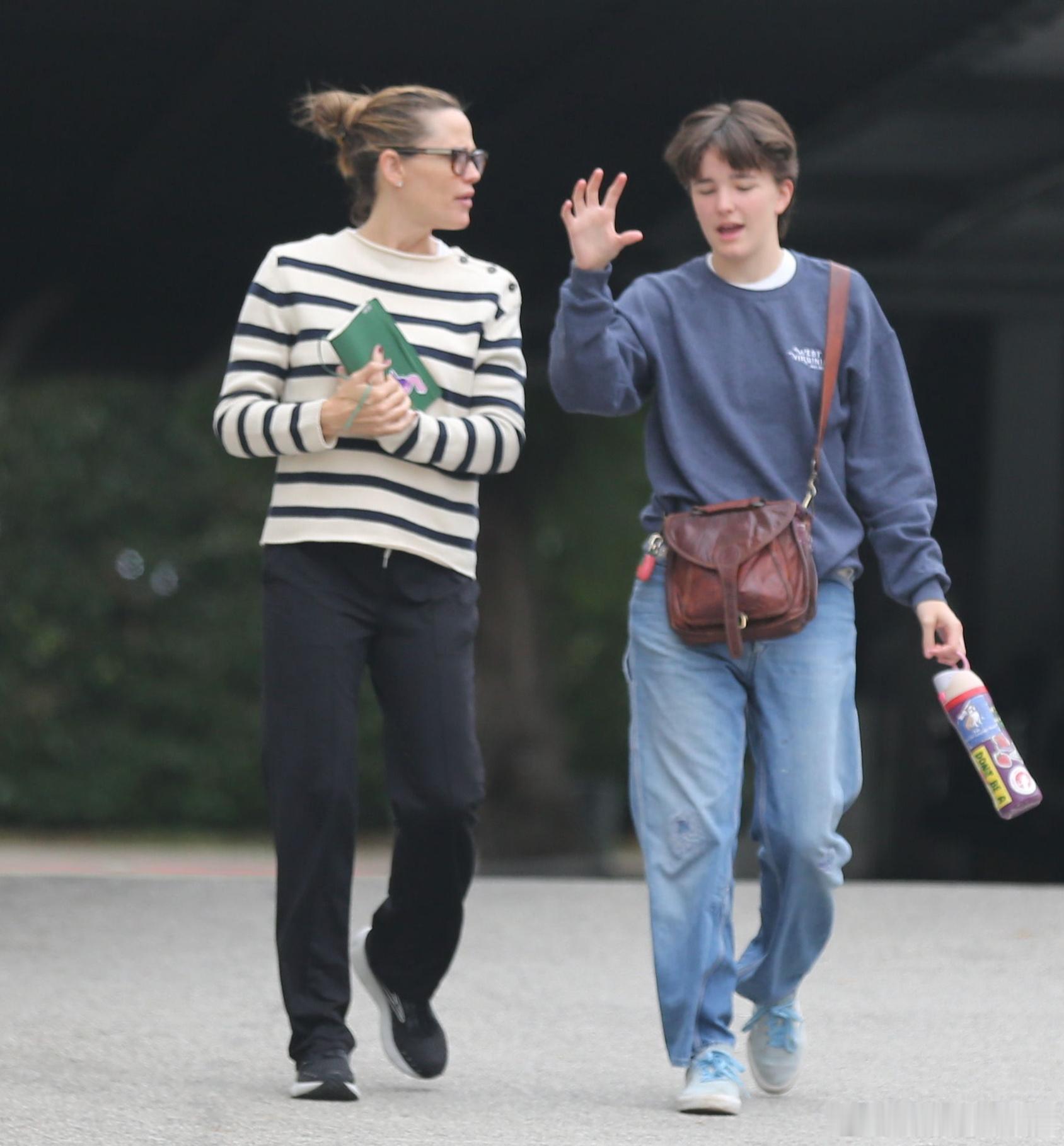Jennifer garner詹妮弗加纳和Fin在洛杉矶外出，两人的穿搭很日常，