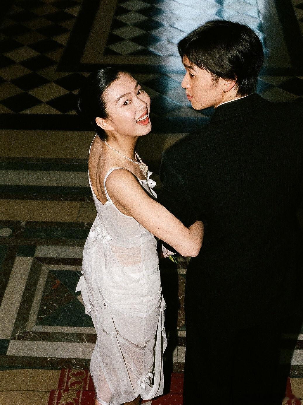 陈瑜林子濠结婚刚刚，发博晒婚纱照宣布和结婚，配文：“把对未来的所有美好想象，都签