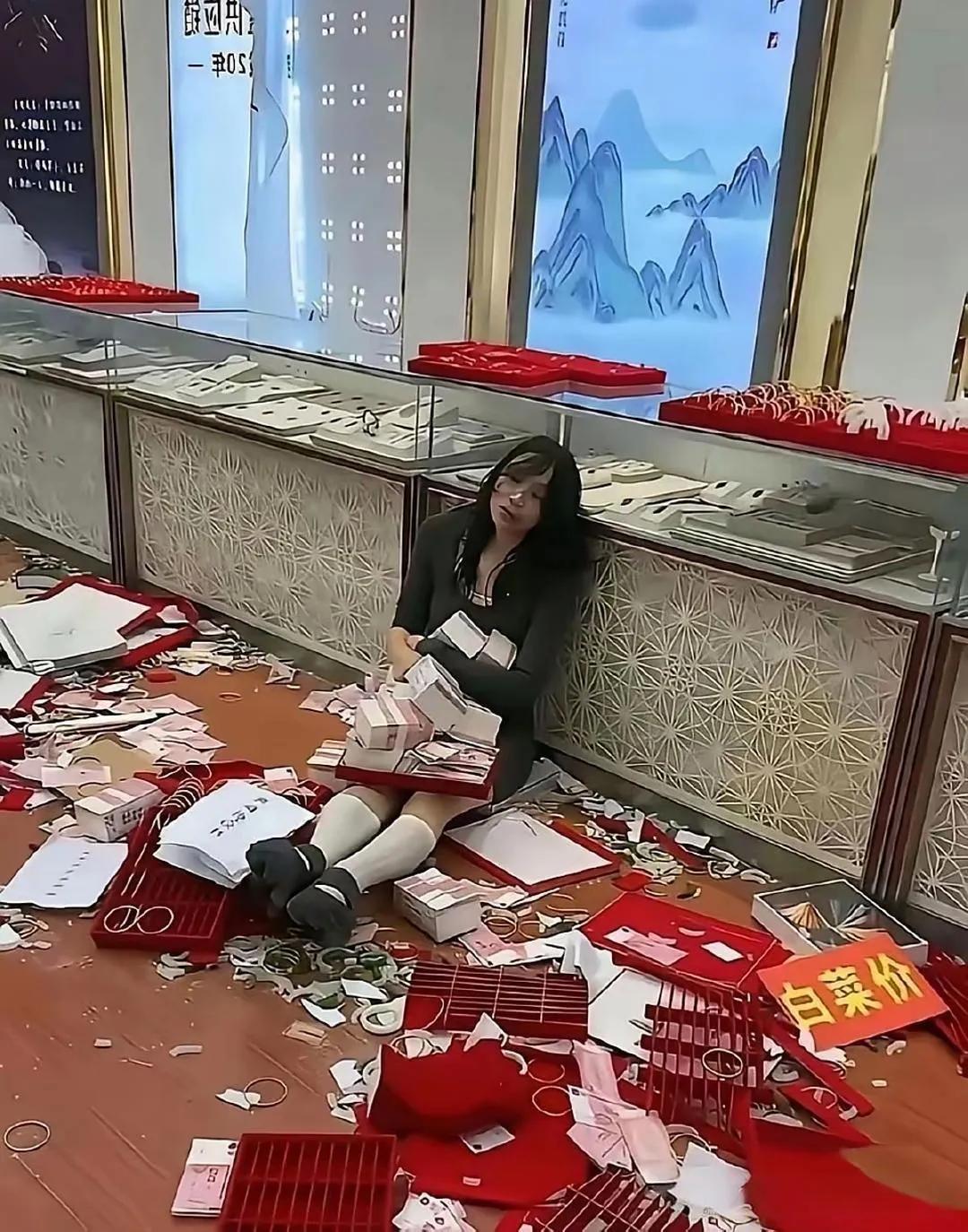 这是啥情况？两口子打架了吗？