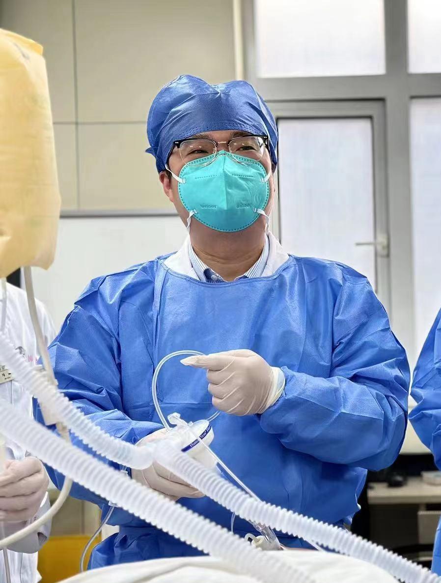今天洗了个肺，吸出来两大瓶“牛奶”，满满的都是“蛋白质”
今天上午门诊忙到飞起，