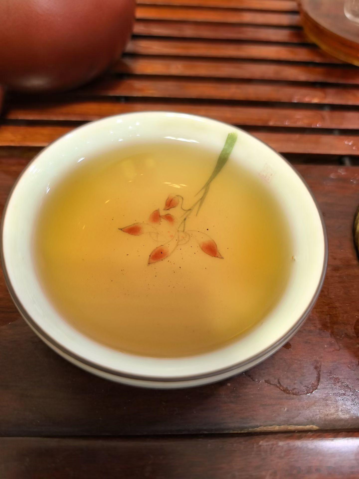 晚间回家吃了个晚饭，又溜达来朋友这里，还喝上他珍藏的云南普洱，正好提提神，待会回