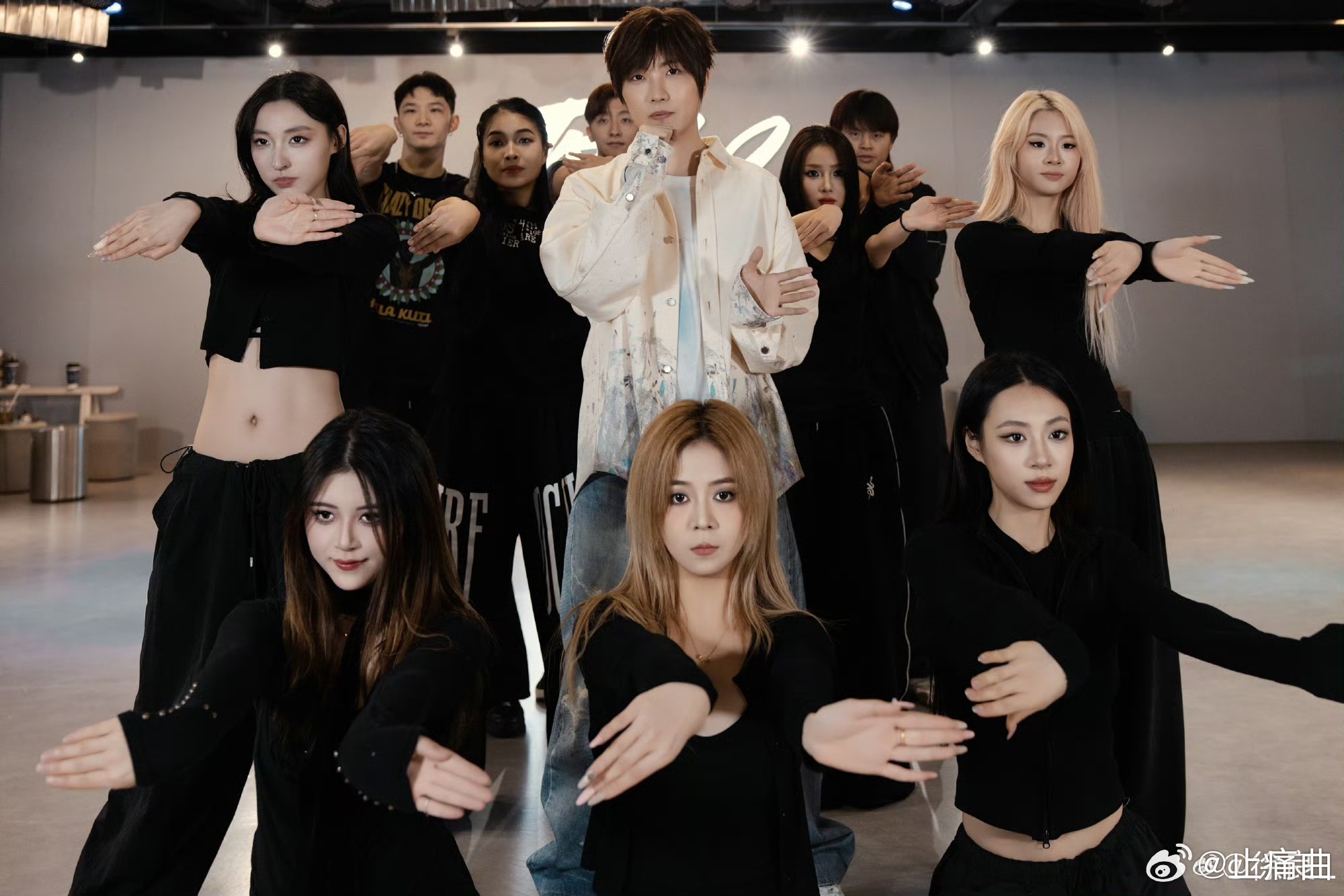 徐良杭州演唱会秒罄徐良演唱会秒罄意料之中！杭州站开票瞬间空了，他的歌可是多少人的