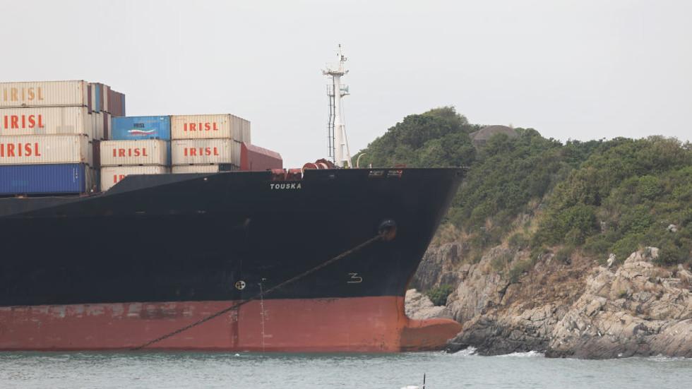 伊朗谴责美国对其一艘船只的攻击为“武装海上海盗”，并警告将进行报复。

周日，一