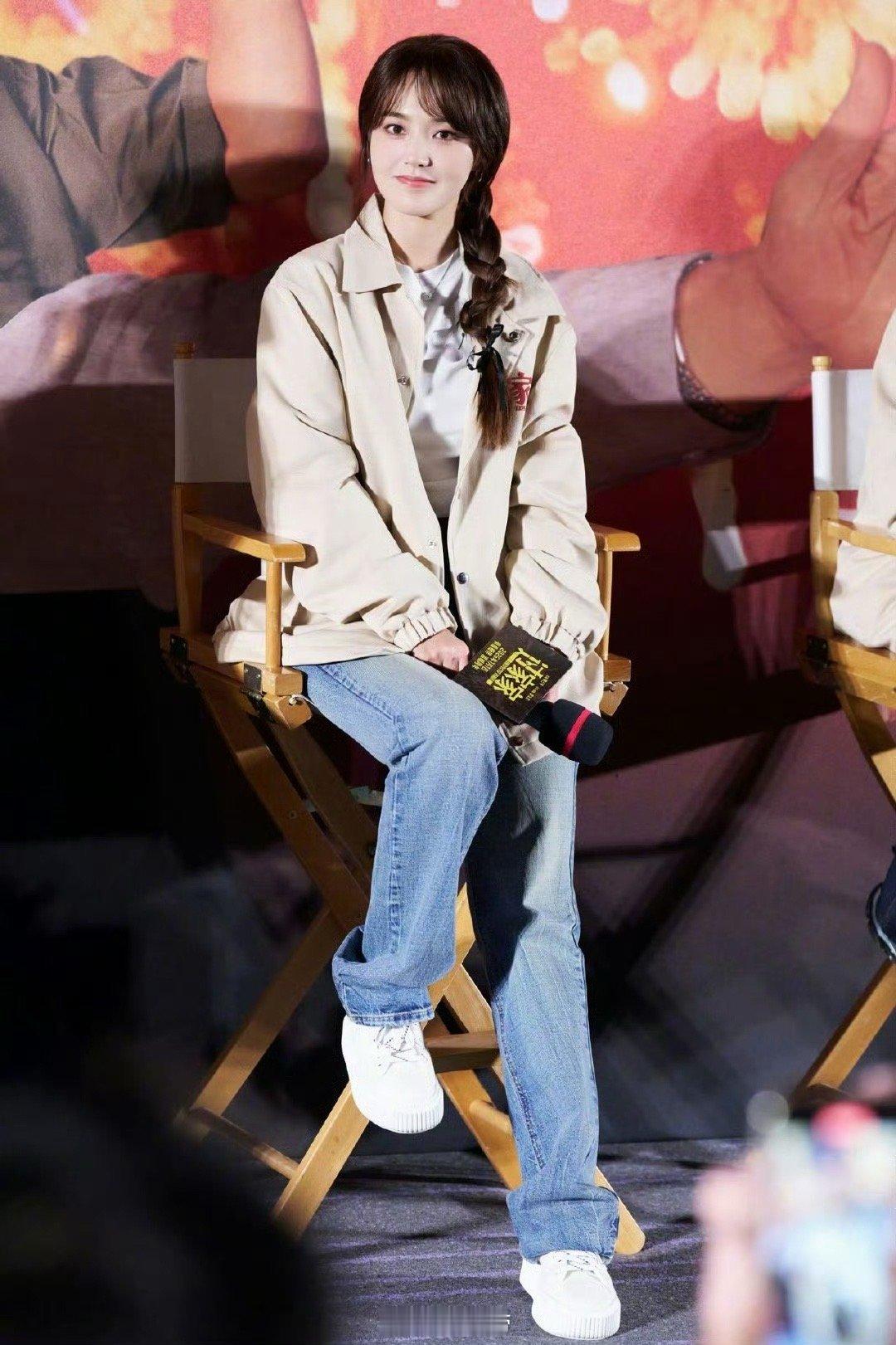 张佳宁永远不会让伸出的手落空 在《过家家》路演大合影环节，张佳宁一直伸手等着粉丝