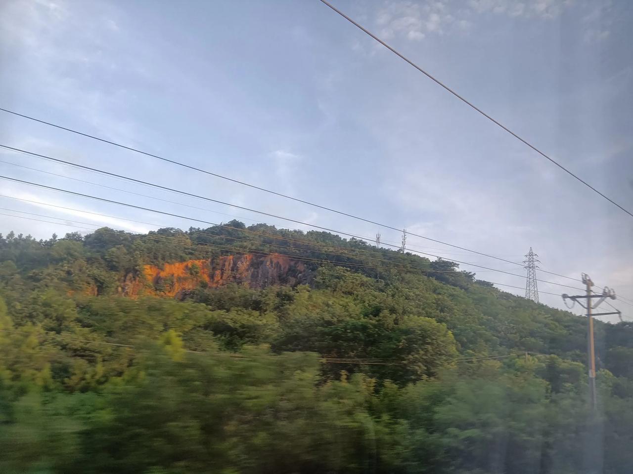 《清平乐·初冬》珠乡小女
 
霜风初啸，木叶纷如鸟。瘦水寒山云缥缈，天际归鸿影小