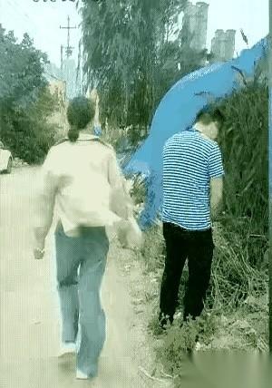 一个男人，背对马路，在墙角图个方便。
这事儿不体面，但也能理解。
一个女人走过来